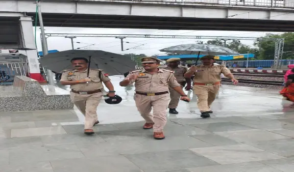 अकबरपुर स्टेशन पर अचानक पहुंचे एसपी रेलवे, जीआरपी की ड्यूटी व्यवस्था जांची